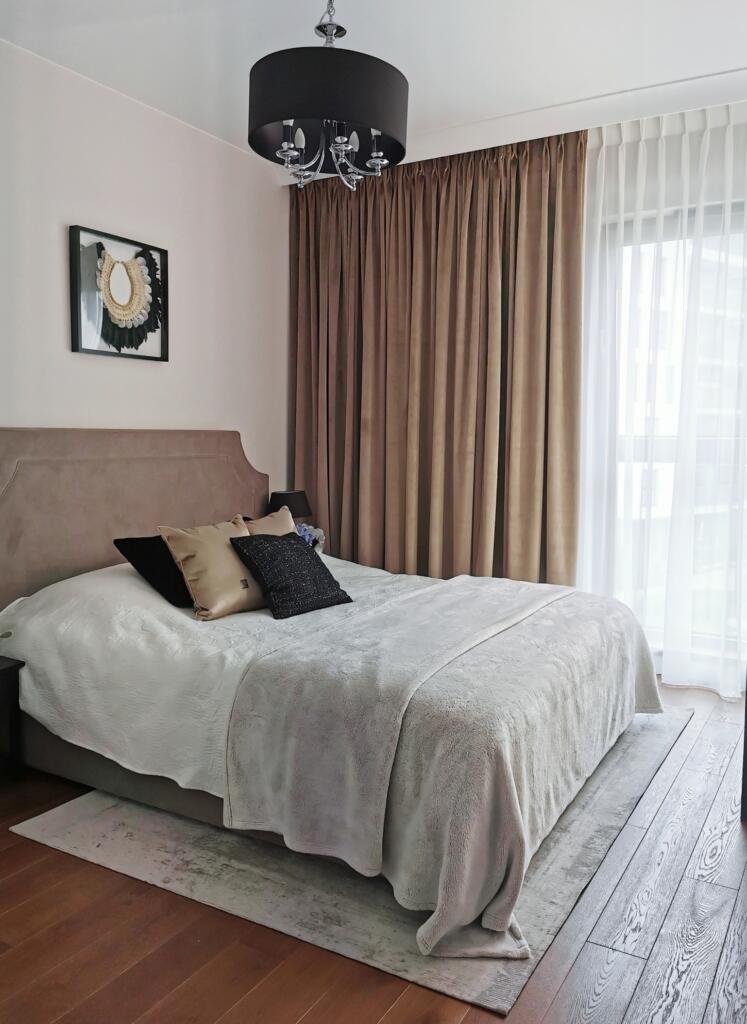 elegancka sypialnia z zasłonami i firanami na wymiar