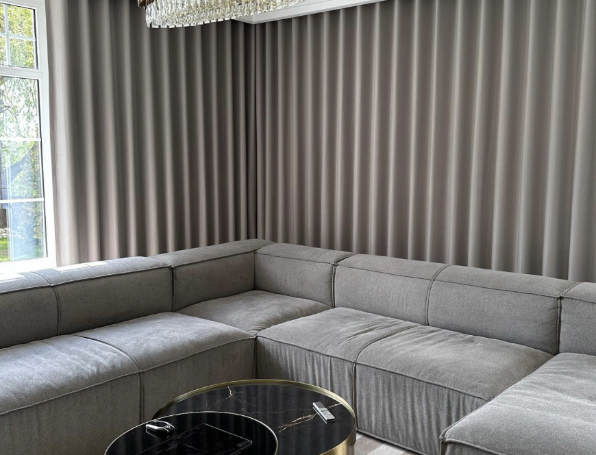 idealnie ułożona zasłona