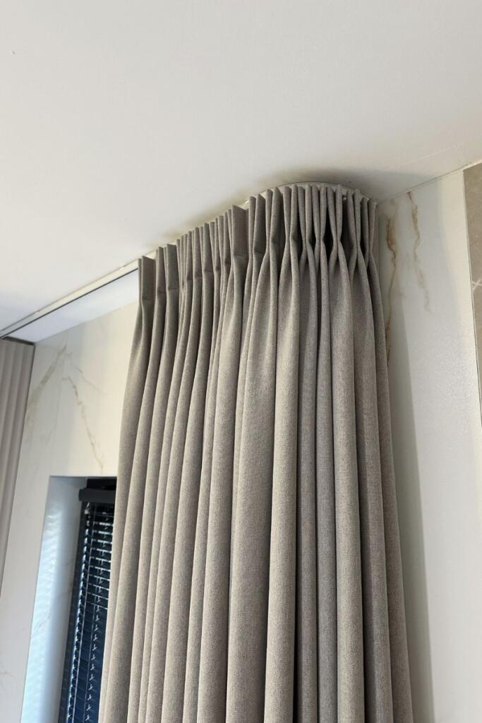 Szara zasłona zaciemniająca szyta na wymiar do nowoczesnej sypialni